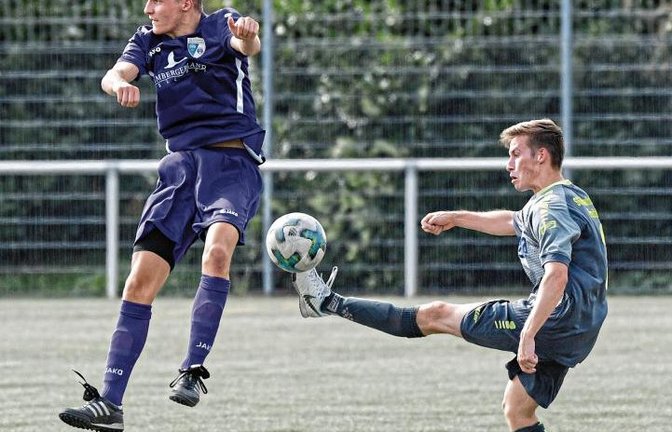 Im Duell der Spielgemeinschaften klärt Adrian Kurz (rechts) für Hohenhaslach/Freudental vor Tim Zipperle, der den Ball falsch eingeschätz hat. Foto: Leitner