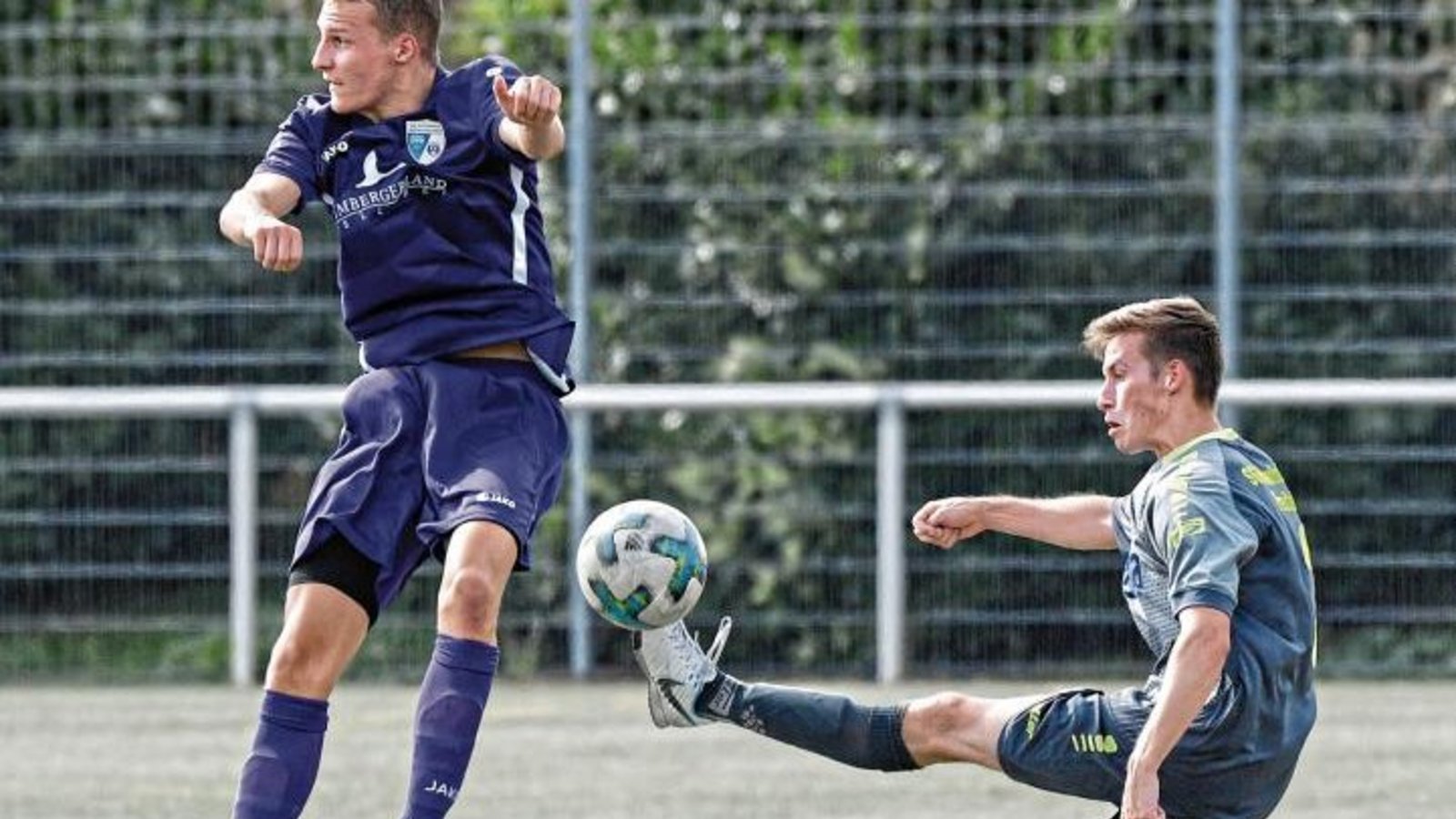 Im Duell der Spielgemeinschaften klärt Adrian Kurz (rechts) für Hohenhaslach/Freudental vor Tim Zipperle, der den Ball falsch eingeschätz hat. Foto: Leitner