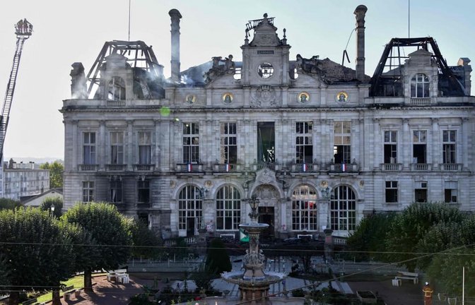 Der Turm ist zerstört, die Fassade verbrannt. Das Rathaus von Limoges am Tag nach den Krawallen.<span class='image-autor'>Pascal Lachenaud/AFP/dpa</span>