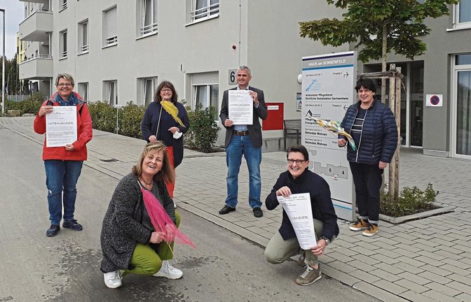 Sachsenheims Bürgermeister Holger Albrich (Dritter von rechts) und Heimleiterin Patricia O‘Rourke (rechts) laden mit den Organisatoren alle zum Miteinander Singen am 2. Oktober ab 17 Uhr am Pflegeheim „Sonnenfeld“ ein.  Foto: Glemser