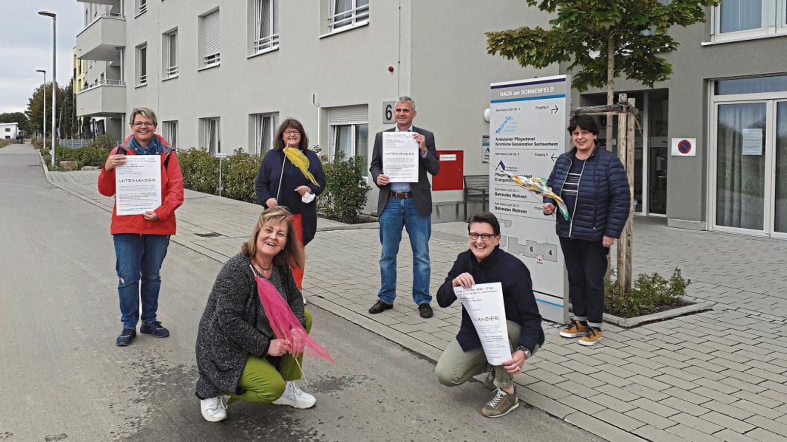 Sachsenheims Bürgermeister Holger Albrich (Dritter von rechts) und Heimleiterin Patricia O‘Rourke (rechts) laden mit den Organisatoren alle zum Miteinander Singen am 2. Oktober ab 17 Uhr am Pflegeheim „Sonnenfeld“ ein.  Foto: Glemser