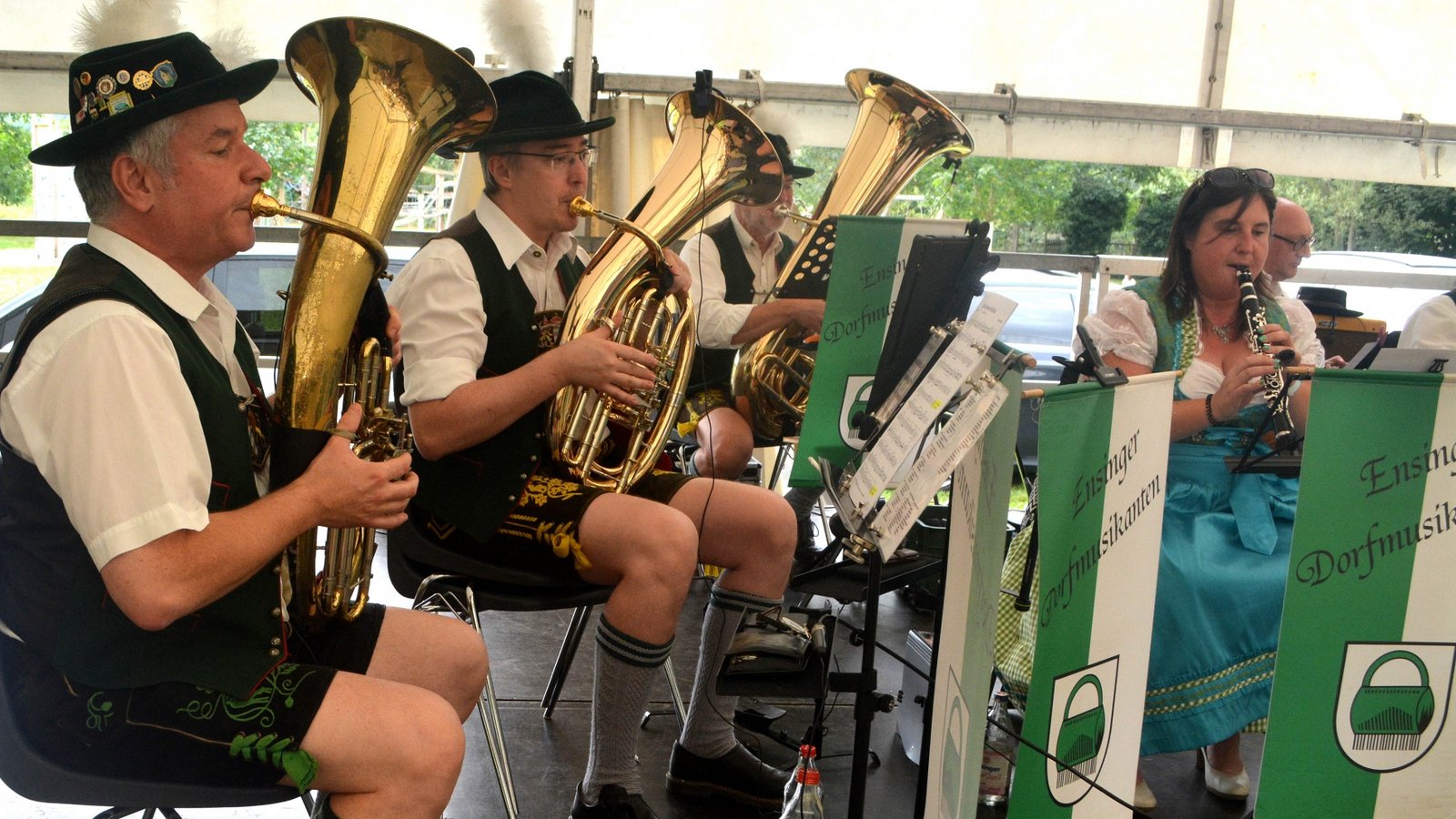 Hier spielt die Musik: die Ensinger Dorfmusikanten. Hier spielt die Musik: die Ensinger Dorfmusikanten.