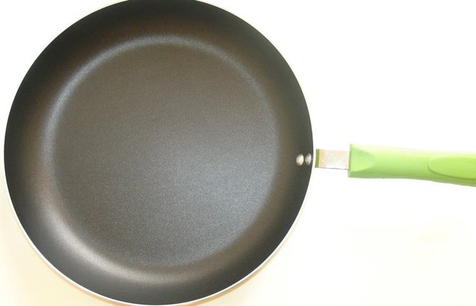 PTFE (Teflon) gehört zu den PFAS: Diese Ewigkeitschemikalien sind biologisch nicht abbaubar und belasten die Umwelt bereits bei der Herstellung massiv. Gefahr durch Überhitzung: Ab 360 °C setzen PTFE-beschichtete Pfannen giftige Dämpfe frei.<span class='image-autor'>Imago/AGB Photo</span>