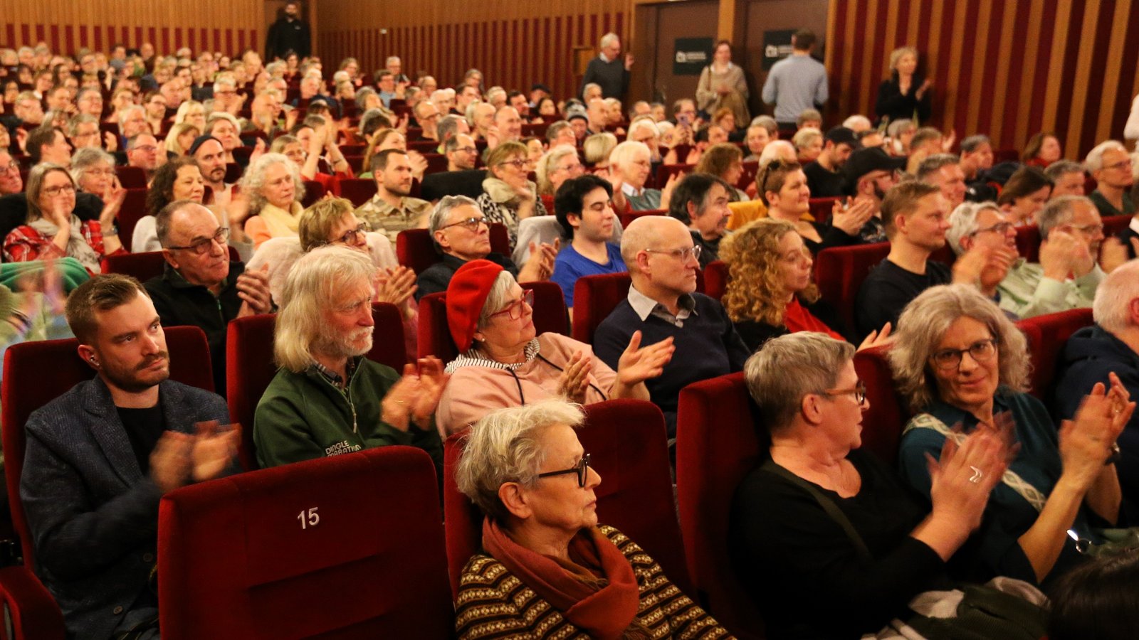 Volle Reihen interessierter Zuhörer bestimmen das Bild im Ludwigsburger Kino Central-Filmtheater, wohin die Grünen zum Landtags-Wahlkampf eingeladen haben. Fotos: Küppers Volle Reihen interessierter Zuhörer bestimmen das Bild im Ludwigsburger Kino Central-Filmtheater, wohin die Grünen zum Landtags-Wahlkampf eingeladen haben. Fotos: Küppers