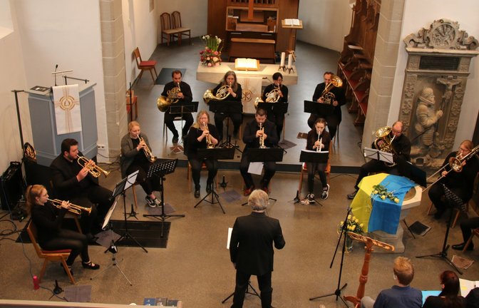 Nach Lienzingen und Schützingen war jetzt der Auftritt in der Martinskirche in Eberdingen angesagt. Verschiedene Posaunenchöre aus der Umgebung haben sich für ein gemeinsames Benefizkonzert für die Opferhilfe in der Ukraine zusammengeschlossen. Am Samstagabend war der Auftritt der Musiker unter der Leitung von Frank Heinz, der auch den Posaunenchor in Schützingen leitet. Heinz hat auch die Musik für die musikalische Abendandacht im Jahr 2020 konzipiert. Der Titel: „Im Gedenken“. Bei den drei Benefizkonzerten wurde diese Musik erstmals aufgeführt. Zwischen den einzelnen Sätzen des Werkes wurden in Eberdingen Texte von Geflüchteten, Augenzeugen und Opfern des gegenwärtigen Kriegsgeschehens vorgetragen. <span class='image-autor'>Foto: Bögel</span>
