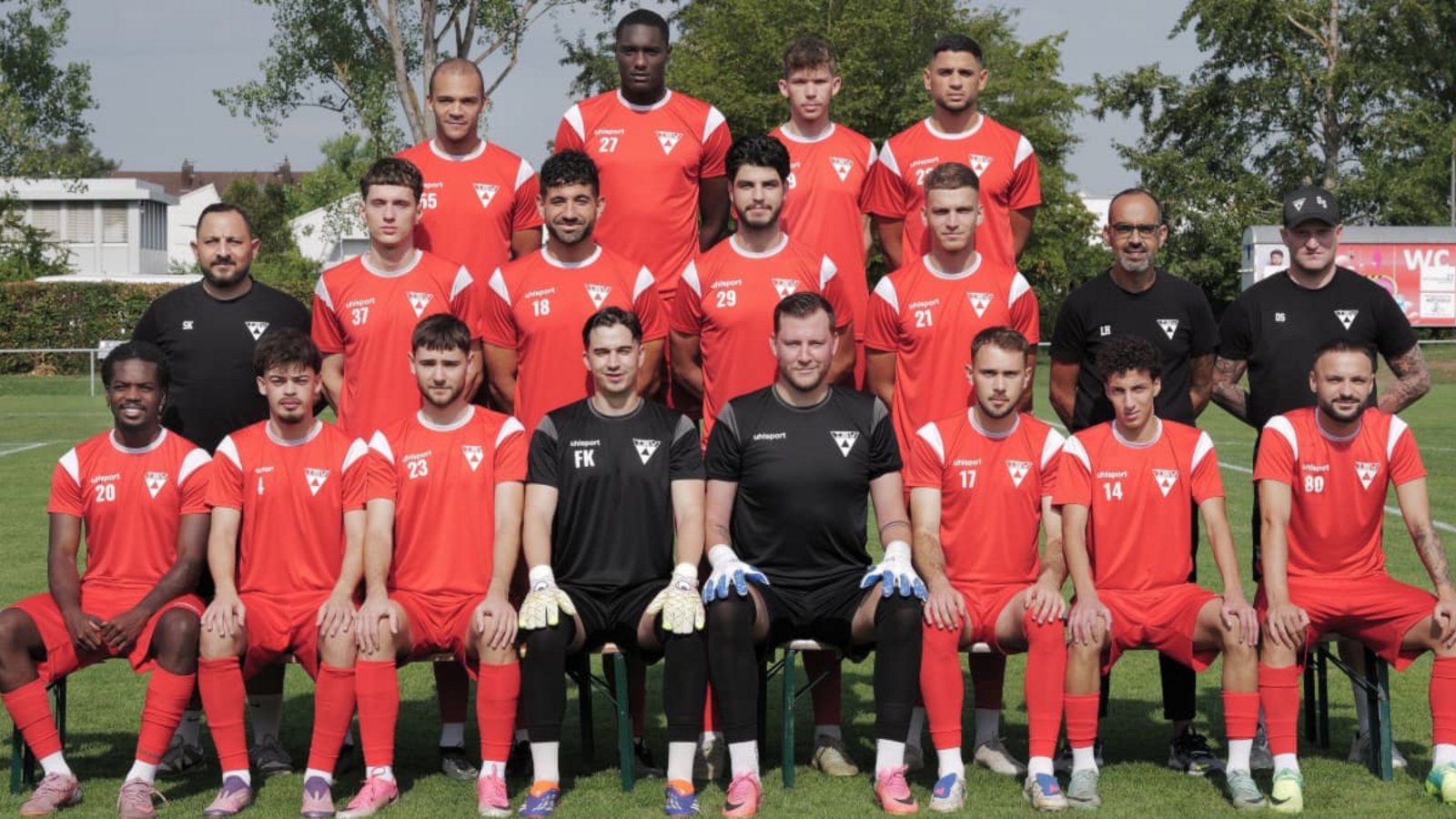 Heiß auf den Landesliga-Start. Oben von links: Jonathan Zinram-Kisch, Terry Offei, Lucas Feiste und Tamer Harun-Fara. Mitte von links: Betreuer Süleyman Karacobanoglu, Berin Kardumovic, Erdinc Bozoglu, Chrysowalandis Kugiumtzidis, Roman Kasiar, Betreuer Hassan Lamari und Trainer Oliver Stierle. Unten von links: Jeff Antwi, Quazim Tolaj, Christian Stagel-Alberto, Friedrich Köhler, Kevin Rombach, Maximilian Kuchler, Tarik Bouich und Riccardo Scarcelli.Günter Bergmann Heiß auf den Landesliga-Start. Oben von links: Jonathan Zinram-Kisch, Terry Offei, Lucas Feiste und Tamer Harun-Fara. Mitte von links: Betreuer Süleyman Karacobanoglu, Berin Kardumovic, Erdinc Bozoglu, Chrysowalandis Kugiumtzidis, Roman Kasiar, Betreuer Hassan Lamari und Trainer Oliver Stierle. Unten von links: Jeff Antwi, Quazim Tolaj, Christian Stagel-Alberto, Friedrich Köhler, Kevin Rombach, Maximilian Kuchler, Tarik Bouich und Riccardo Scarcelli.Günter Bergmann