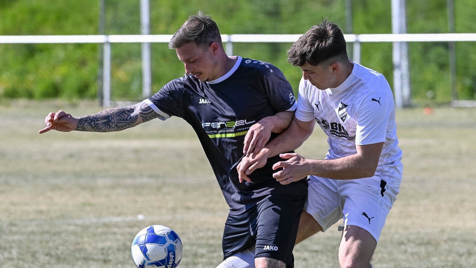 Auch wenn Mike Renier (links) von der SGM Riexingen in dieser Szene eher am Ball ist, gewinnt am Ende der SV Horrheim mit Hannes Widmann (rechts) das Spiel und macht damit einen wichtigen Schritt in Richtung Klassenerhalt. Fotos: Leitner