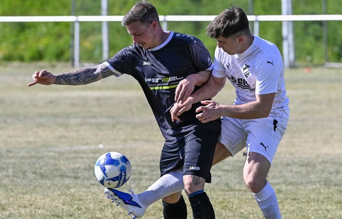 Auch wenn Mike Renier (links) von der SGM Riexingen in dieser Szene eher am Ball ist, gewinnt am Ende der SV Horrheim mit Hannes Widmann (rechts) das Spiel und macht damit einen wichtigen Schritt in Richtung Klassenerhalt. <span class='image-autor'>Fotos: Leitner</span>