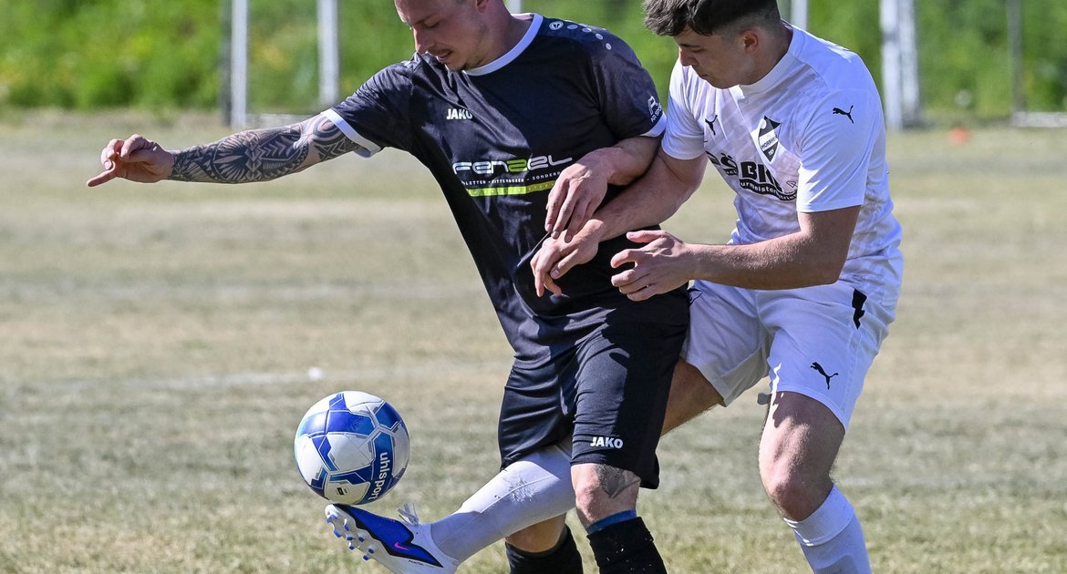 SGM Riexingen (schwarzer Dress) - SV Horrheim, 26.04.2026,   Fußball, Männer, Kreisliga A3, Enz-Murr, Saison 2025 / 2026,   Mike Renier (SGM Riexingen, Startelf, #19) vs. Jonas Widmann (SV Horrheim, Startelf, #17) 