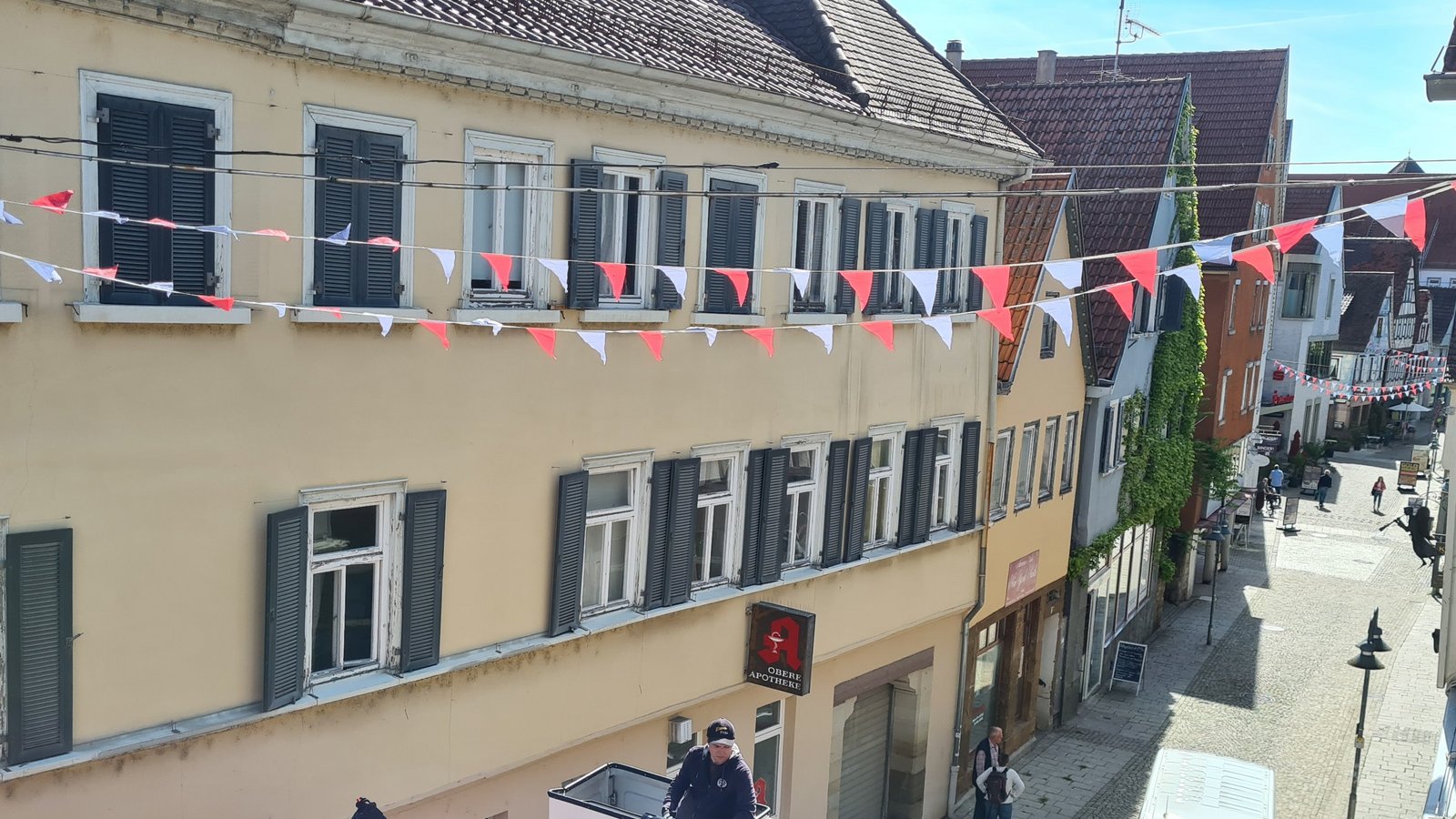 Hoch die Kette: Die Vaihinger Altstadt wird für den Maientag geschmückt. Foto: Müller