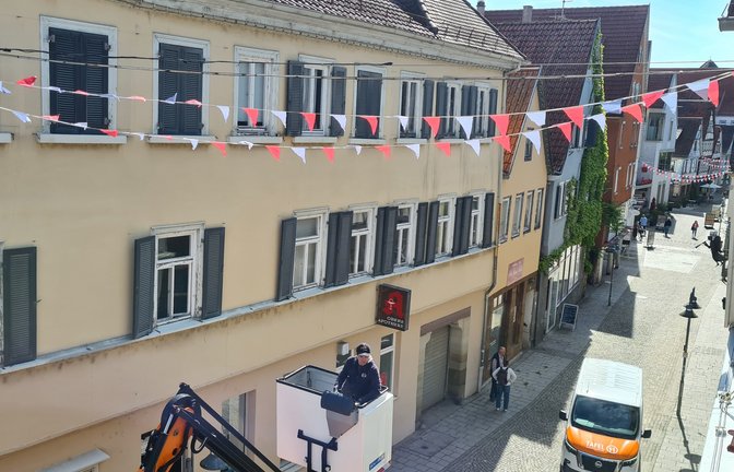 Hoch die Kette: Die Vaihinger Altstadt wird für den Maientag geschmückt. Foto: Müller