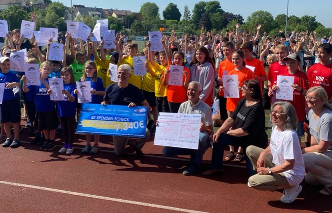 Matthias Rose, Referent für Flüchtlingsarbeit (Vierter von rechts, vorne) bei der Scheckübergabe auf dem Sportplatz in Hohenhaslach. <span class='image-autor'>Foto: p</span>
