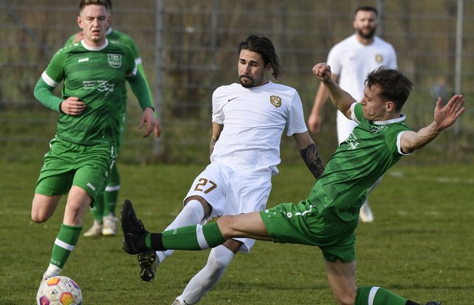 Roberto Rioli (Mitte) reist mit dem VfR Sersheim als Favorit zum FV Kirchheim. <span class='image-autor'>Foto: Leitner</span>