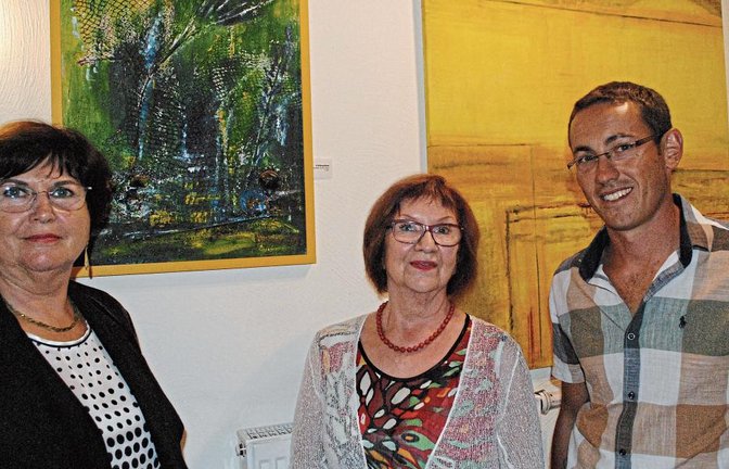 Inge Kaminski (links) unsd Sascha Reich mit der Künstlerin Heinke Fink, die im Weingut Häge ihre Werke ausstellt. Foto: Stahlfeld