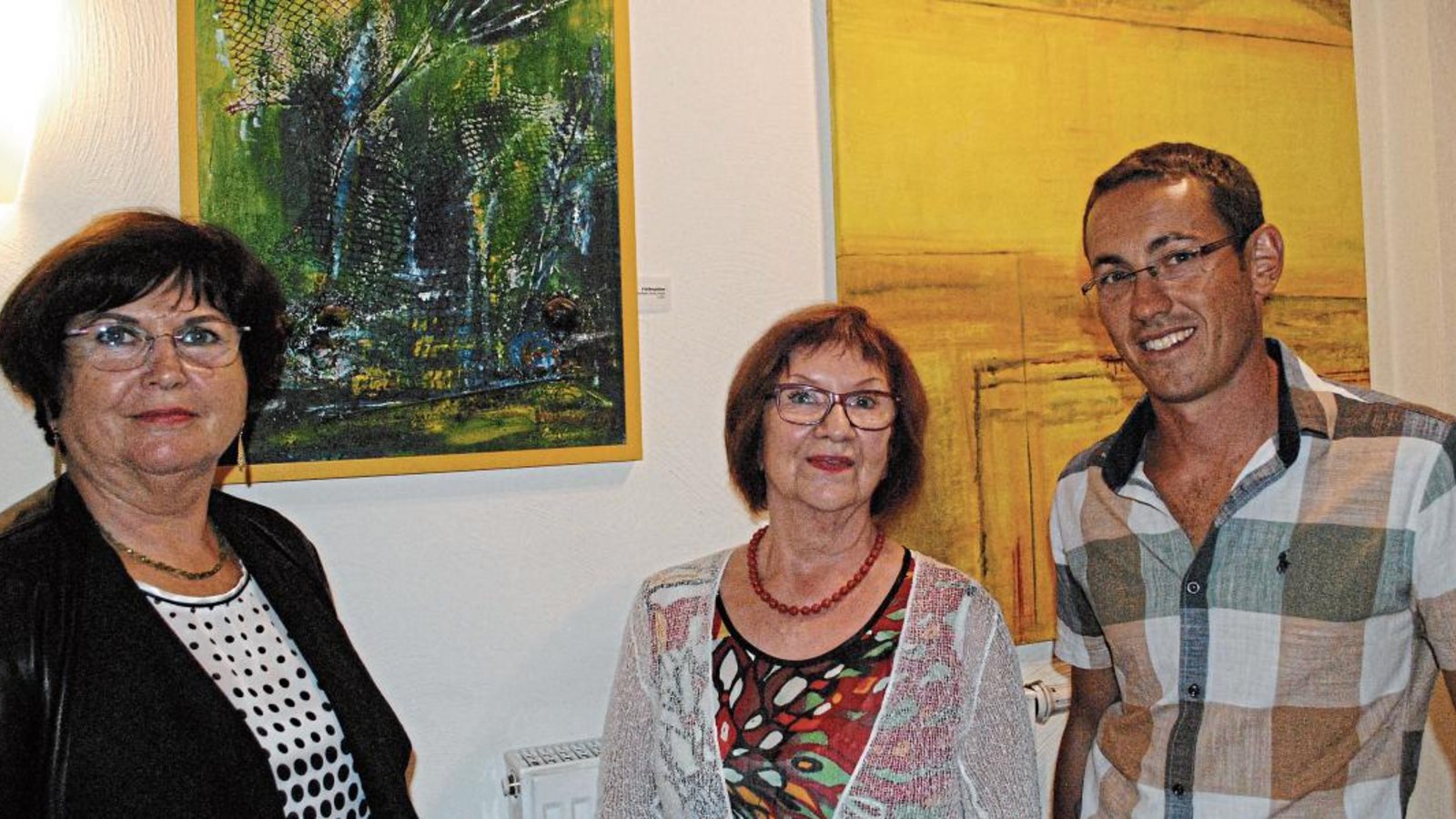 Inge Kaminski (links) unsd Sascha Reich mit der Künstlerin Heinke Fink, die im Weingut Häge ihre Werke ausstellt. Foto: Stahlfeld Inge Kaminski (links) unsd Sascha Reich mit der Künstlerin Heinke Fink, die im Weingut Häge ihre Werke ausstellt. Foto: Stahlfeld