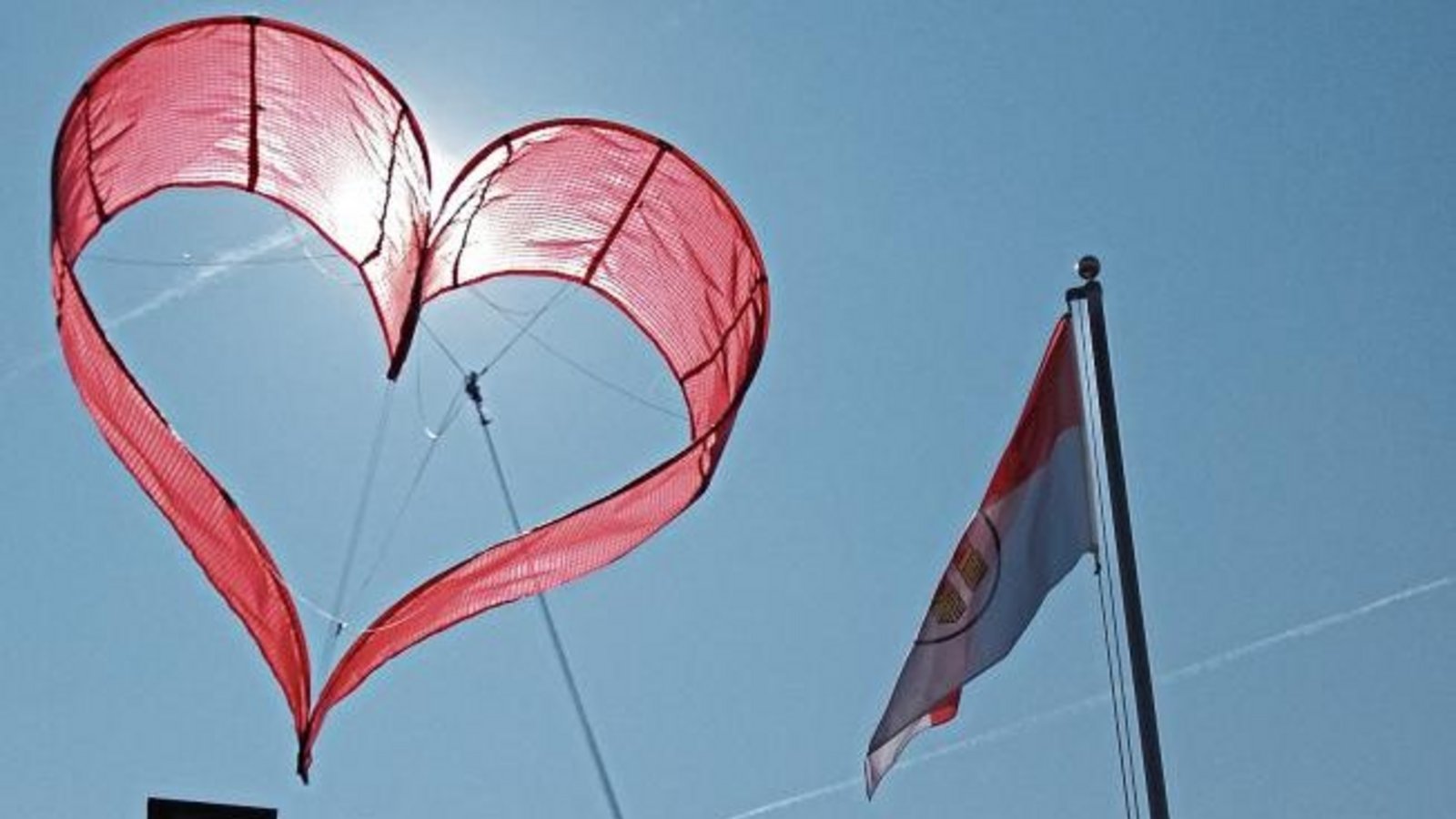 Mit „herzlichen Grüßen aus Nussdorf“ schickt Sänken Brix ein Bild vom erfolgreichen Probeflug seines ersten selbstgemachten Drachens. Mit „herzlichen Grüßen aus Nussdorf“ schickt Sänken Brix ein Bild vom erfolgreichen Probeflug seines ersten selbstgemachten Drachens.