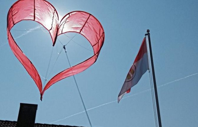 Mit „herzlichen Grüßen aus Nussdorf“ schickt Sänken Brix ein Bild vom erfolgreichen Probeflug seines ersten selbstgemachten Drachens.