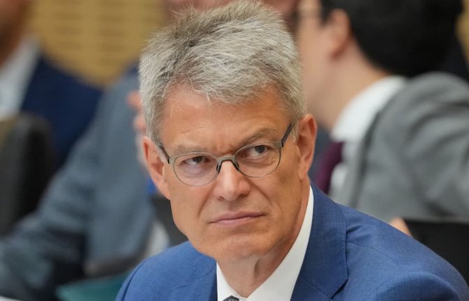 Bundesverkehrsminister Patrick Schnieder (CDU) verfolgt die Sitzung des Bundesrates, der sich zu seiner letzten Sitzung vor der Sommerpause trifft.<span class='image-autor'>Soeren Stache/dpa</span>