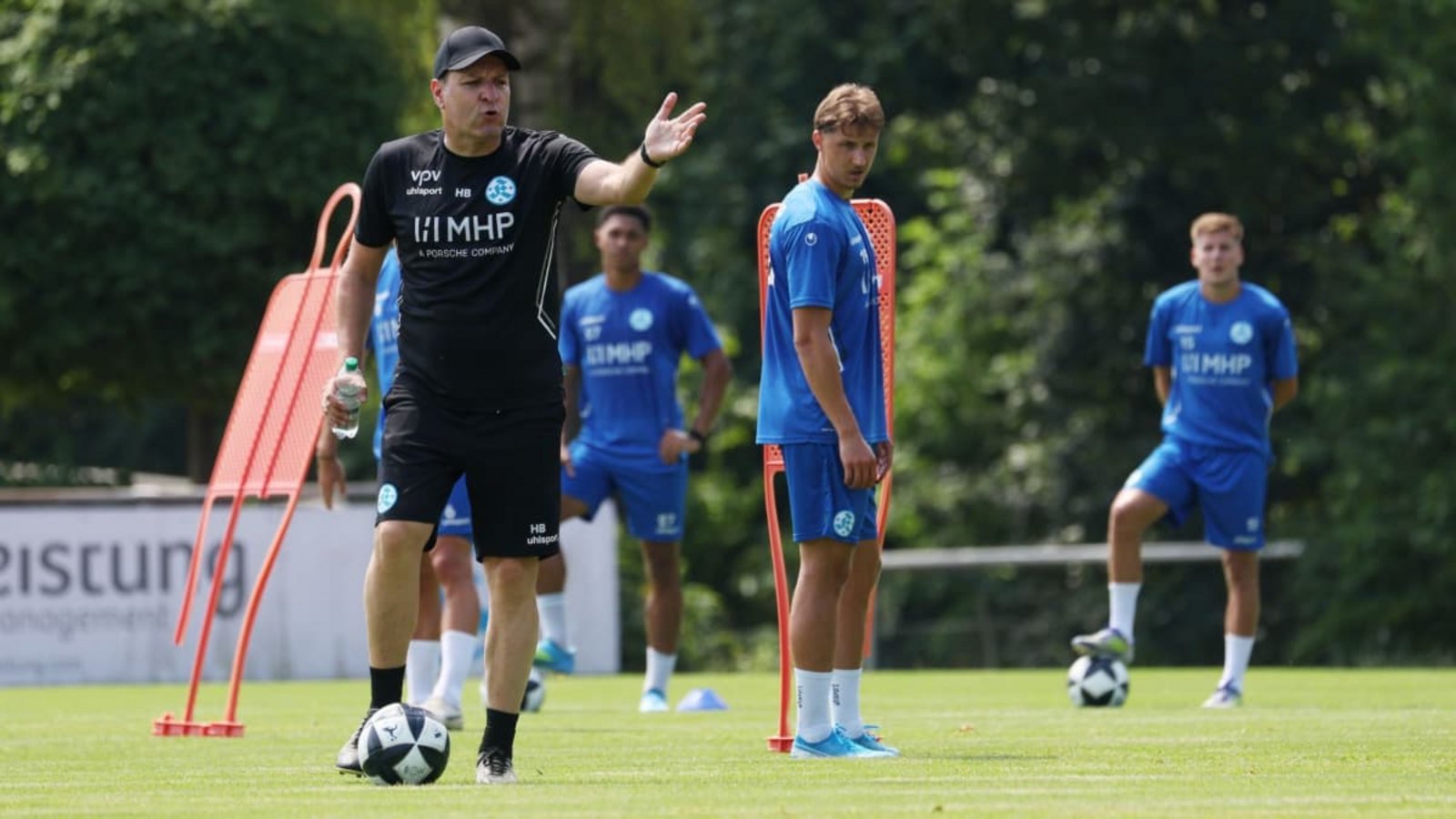 Der neue Coach Holger Bachthaler gibt die Kommandos – in unserer Bildergalerie zeigen wir weitere Impressionen vom ersten Training.Baumann
