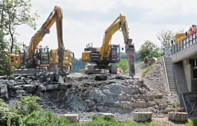 Wie im Steinbruch: Abräumarbeiten am Widerlager der B 10-Behelfsbrücke über die Enz in Vaihingen. Noch bis Montagfrüh wird der Verkehr deshalb durch die Innenstadt umgeleitet.  Foto: Arning