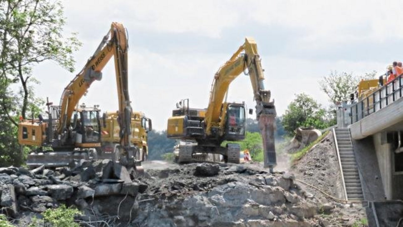 Wie im Steinbruch: Abräumarbeiten am Widerlager der B 10-Behelfsbrücke über die Enz in Vaihingen. Noch bis Montagfrüh wird der Verkehr deshalb durch die Innenstadt umgeleitet. Foto: Arning Wie im Steinbruch: Abräumarbeiten am Widerlager der B 10-Behelfsbrücke über die Enz in Vaihingen. Noch bis Montagfrüh wird der Verkehr deshalb durch die Innenstadt umgeleitet. Foto: Arning