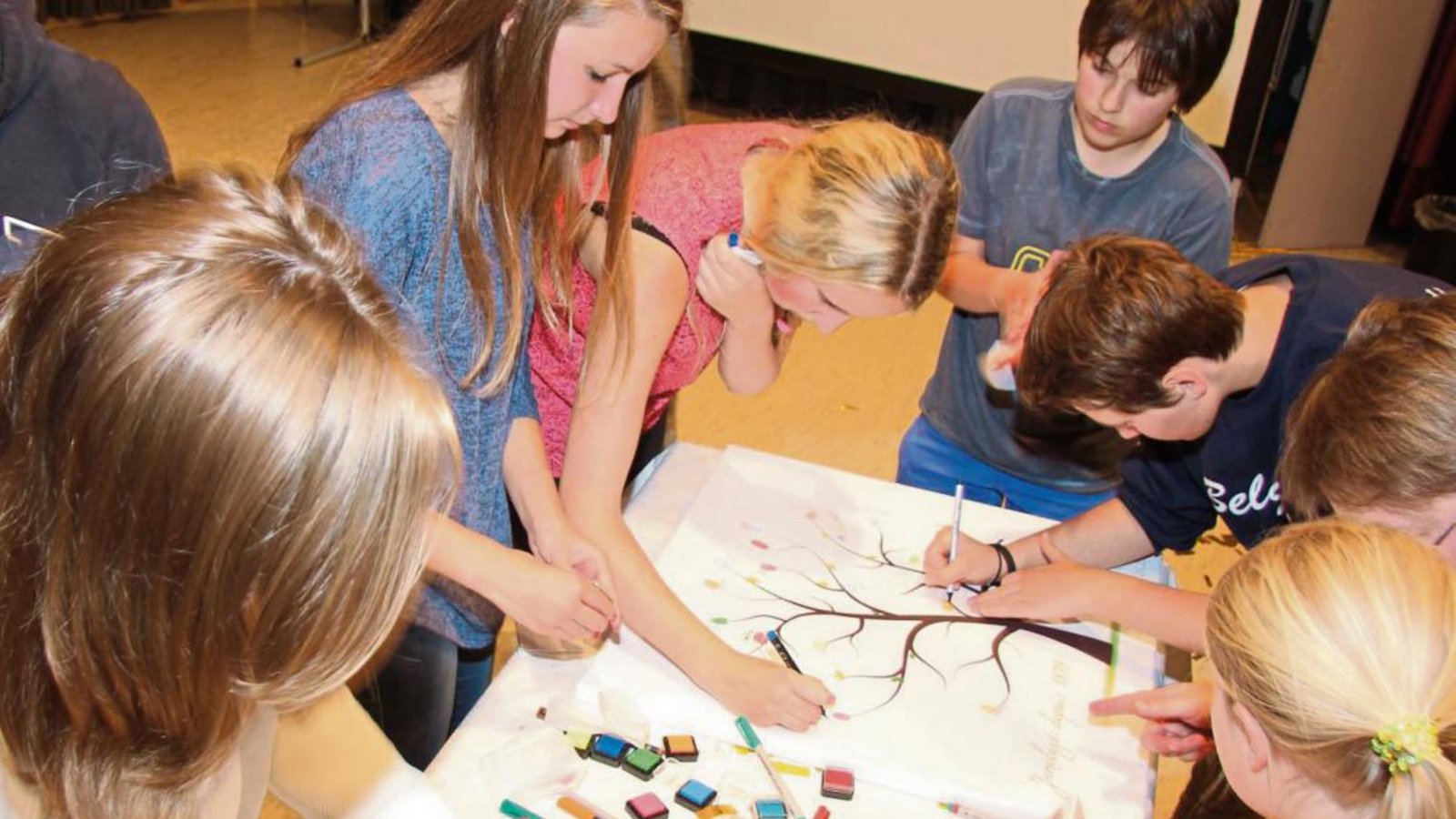 Bei einer Bastelaktion lassen Kinder den Partnerschaftsbaum gedeihen. Bei einer Bastelaktion lassen Kinder den Partnerschaftsbaum gedeihen.
