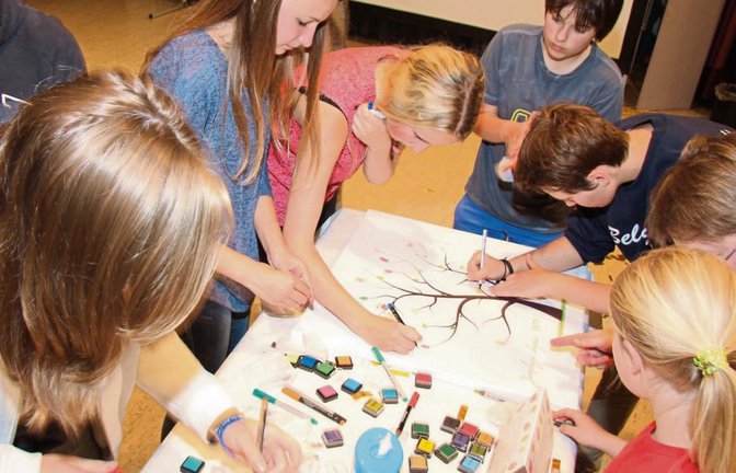 Bei einer Bastelaktion lassen Kinder den Partnerschaftsbaum gedeihen.