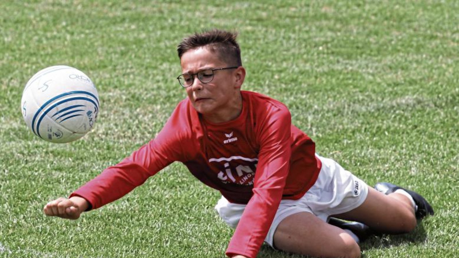 Max Staudenecker konnte sich noch so lang machen. Er und die U-18-Faustballer des TV Vaihingen haben bei der DM nicht als Team funktioniert und sind bereits früh bei der Jagd nach einer Medaille gescheitert. Foto: Archiv/Nachreiner Max Staudenecker konnte sich noch so lang machen. Er und die U-18-Faustballer des TV Vaihingen haben bei der DM nicht als Team funktioniert und sind bereits früh bei der Jagd nach einer Medaille gescheitert. Foto: Archiv/Nachreiner