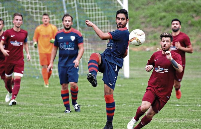 Hier schaut Fabio Tricarico (rechts) im Pokalspiel noch dem Ball hinterher, später schießt er zwei Tore. Ein gutes Omen für Sonntag? Foto: Küppers