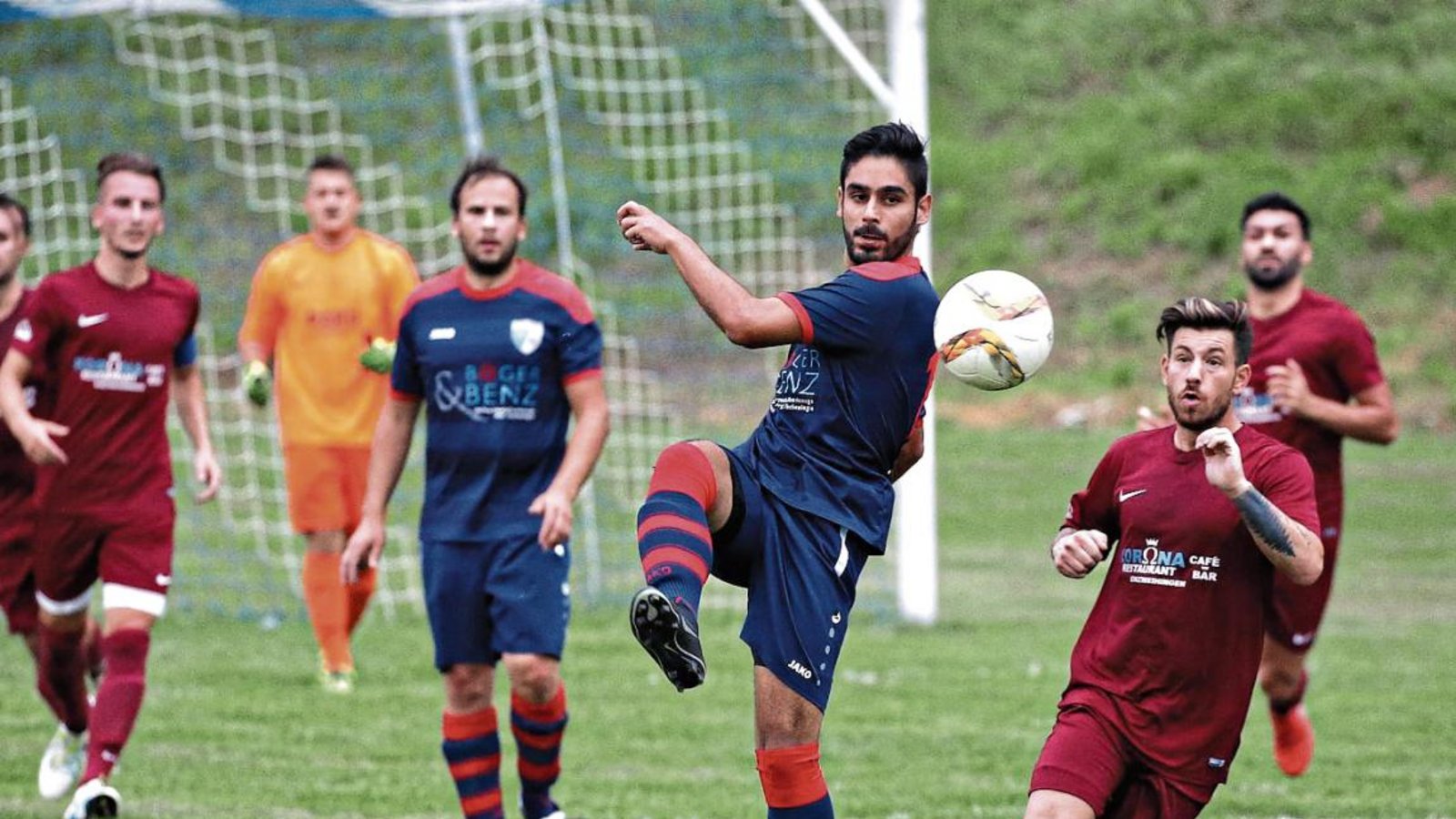 Hier schaut Fabio Tricarico (rechts) im Pokalspiel noch dem Ball hinterher, später schießt er zwei Tore. Ein gutes Omen für Sonntag? Foto: Küppers