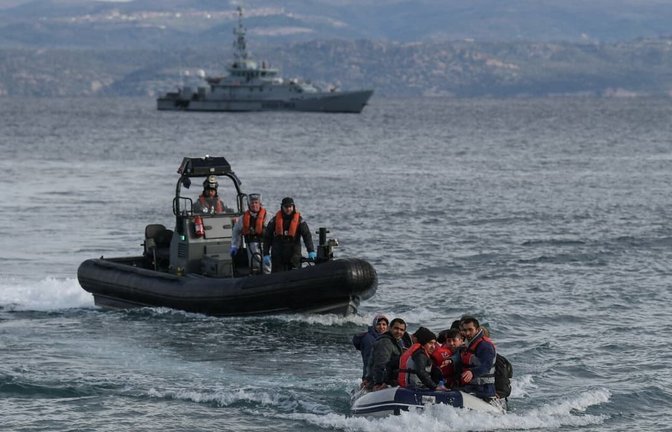 Flüchtlingsboot vor der griechischen Insel Lesbos. Die EU-Kommission will Frontex weiter ausbauen und stärken. (Archivbild)<span class='image-autor'>Aris Messinis/afp</span>