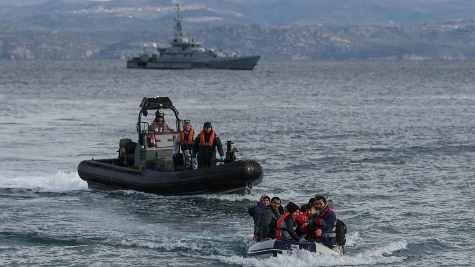 Flüchtlingsboot vor der griechischen Insel Lesbos. Die EU-Kommission will Frontex weiter ausbauen und stärken. (Archivbild)Aris Messinis/afp Flüchtlingsboot vor der griechischen Insel Lesbos. Die EU-Kommission will Frontex weiter ausbauen und stärken. (Archivbild)Aris Messinis/afp