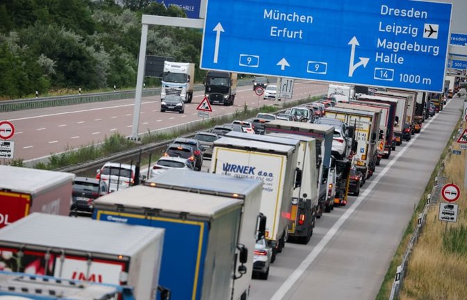 Mit der Aufhebung des Fahrverbots an Sonn- und Feiertagen wird auch in Bayern der Transport von Gütern auf die Straße umgelenkt.<span class='image-autor'>Jan Woitas/dpa</span>