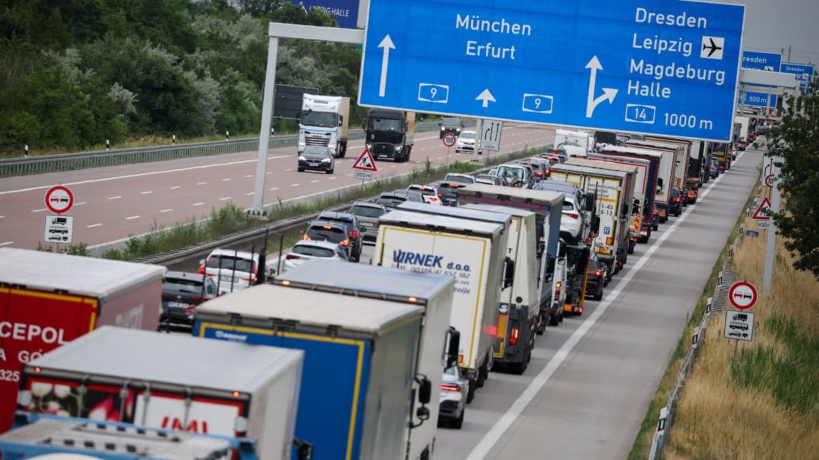 Mit der Aufhebung des Fahrverbots an Sonn- und Feiertagen wird auch in Bayern der Transport von Gütern auf die Straße umgelenkt.Jan Woitas/dpa Mit der Aufhebung des Fahrverbots an Sonn- und Feiertagen wird auch in Bayern der Transport von Gütern auf die Straße umgelenkt.Jan Woitas/dpa