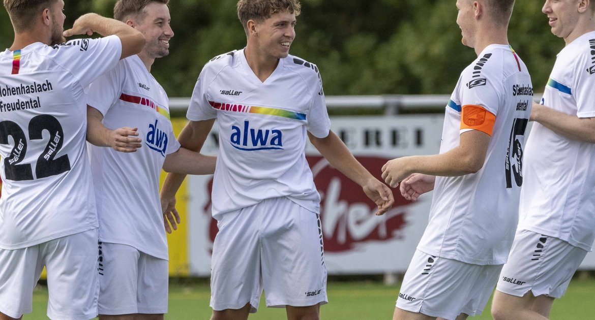 SGM Hohenhaslach Freudental (weißer Dress) - TSV Botenheim, 3:5, 19.07.2026,   Fußball, Männer, Kreisliga A3, Enz-Murr, Saison 2026 / 2027, Freundschaftspiel,  Kai Schopper (SGM SC Hohenhaslach/SV Freudental, #10) gelbe Fussballschuhe) freut sich über das zwischenzeitliche 2:1 für die SGM 