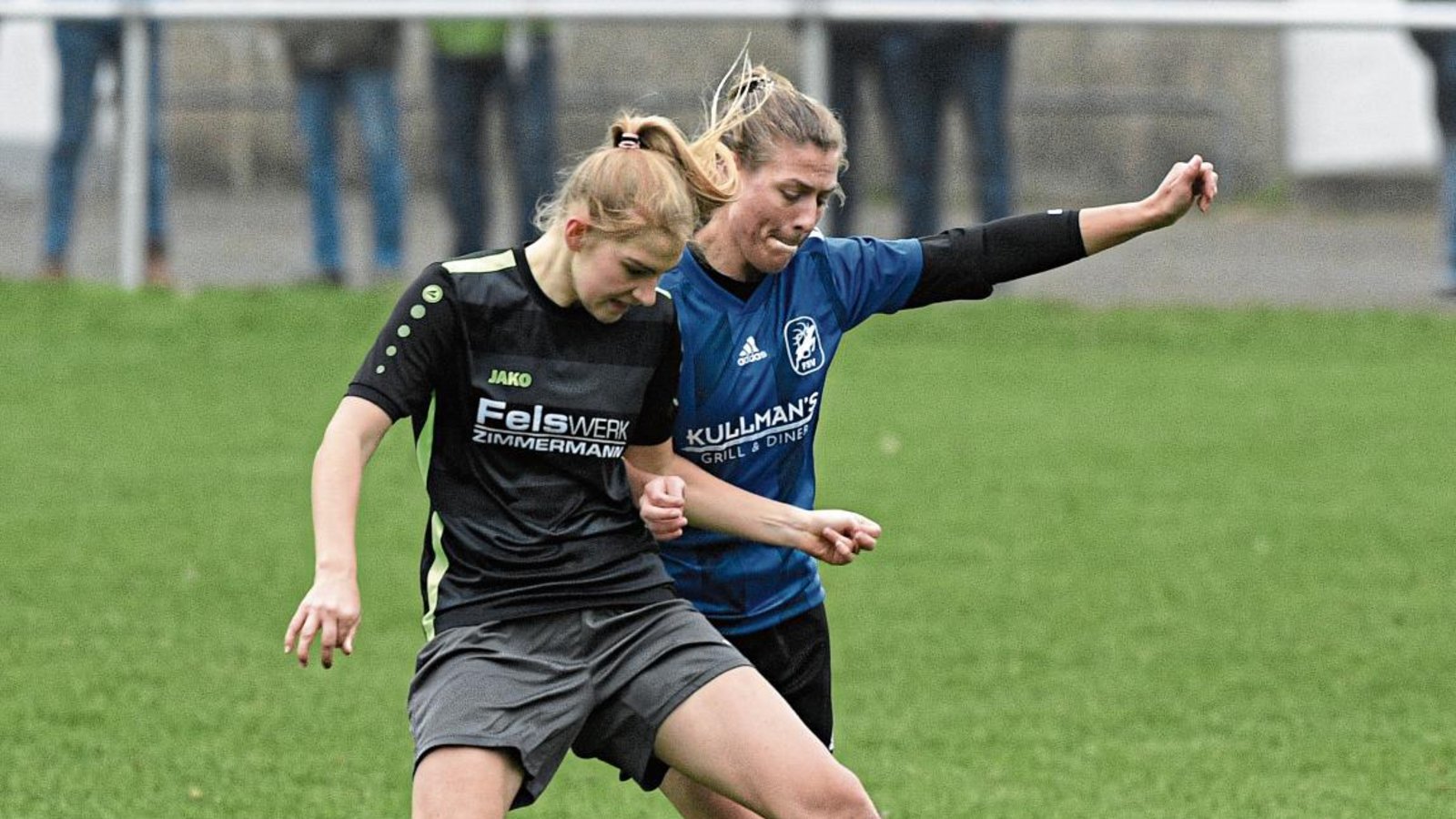 Zoe Kretschmer (von links), die den Ball gegen Oßweils Annika Wamser abschirmt, trifft für die SGM Roßwag/Großglattbach zum 2:0. Foto: Leitner Zoe Kretschmer (von links), die den Ball gegen Oßweils Annika Wamser abschirmt, trifft für die SGM Roßwag/Großglattbach zum 2:0. Foto: Leitner