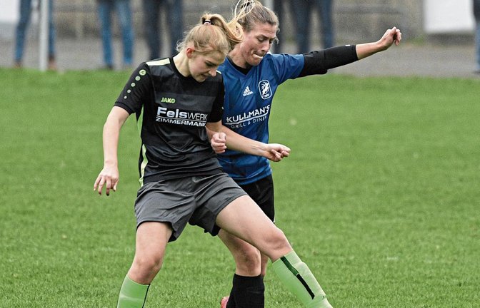 Zoe Kretschmer (von links), die den Ball gegen Oßweils Annika Wamser abschirmt, trifft für die SGM Roßwag/Großglattbach zum 2:0. Foto: Leitner