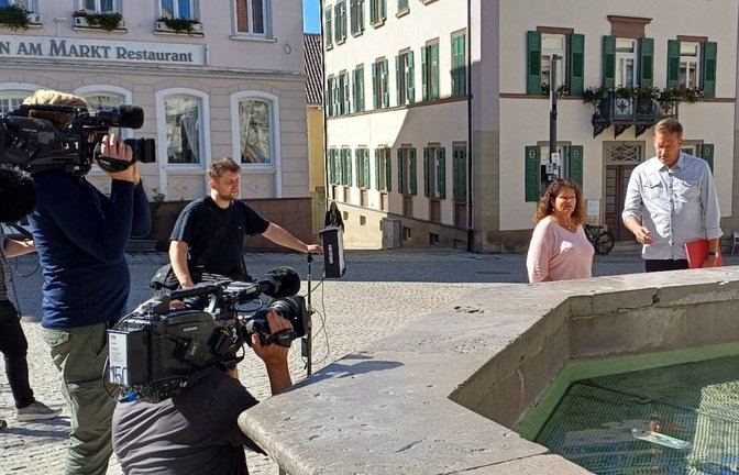 Die Vaihingerin Karin Schray weist Jens Hübschen auf die Brunneninschrift hin.