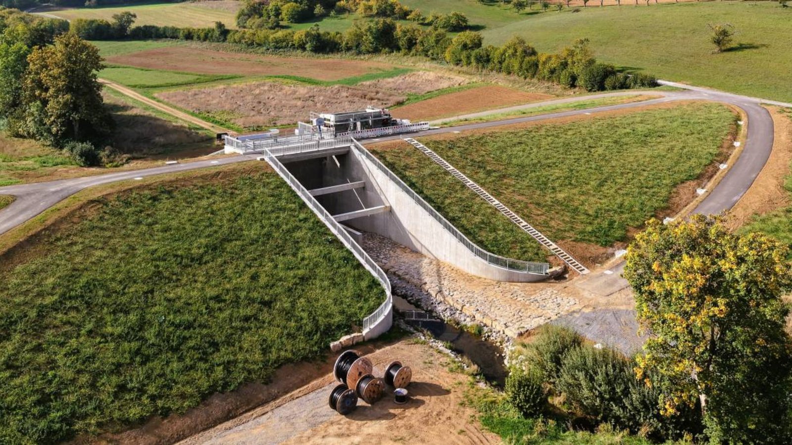 Eberdingen, Hochwasserschutz, Zweckverband Strudelbachtal, Schutzdamm, Deich, Durchlass, Hochwasserdamm, Staumauer am Ortsende von Eberdingen Richtung Weissach, Stausee, Strudelbach, Drohenbild, Luftbild mit Drohne
