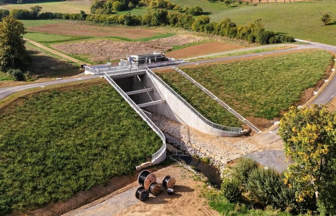 Eberdingen, Hochwasserschutz, Zweckverband Strudelbachtal, Schutzdamm, Deich, Durchlass, Hochwasserdamm, Staumauer am Ortsende von Eberdingen Richtung Weissach, Stausee, Strudelbach, Drohenbild, Luftbild mit Drohne
