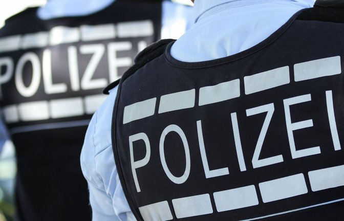 Die Polizei ermittelt unter anderem wegen des Verdachts der Körperverletzung. (Symbolbild)<span class='image-autor'>Foto: dpa/Silas Stein</span>