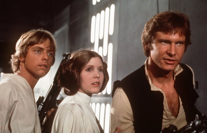 Carrie Fisher (Mitte) trug den Bikini als „Prinzessin Leia“.<span class='image-autor'>Foto: picture-alliance/ dpa/dpa-Film Fox</span>