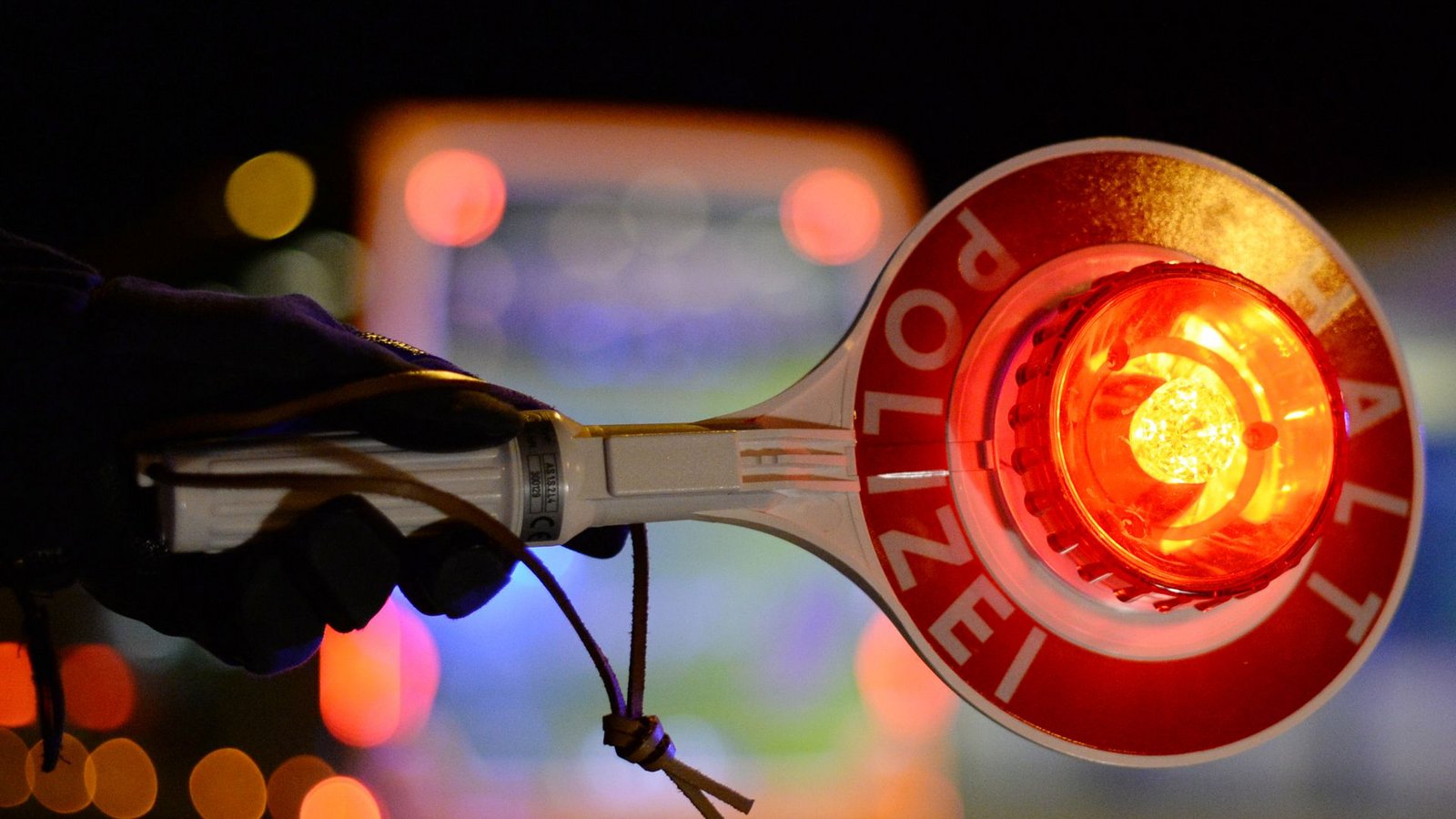 Laut Polizei drang Marihuanageruch aus dem Innern des Fahrzeugs. (Symbolbild)Foto: dpa/Patrick Seeger