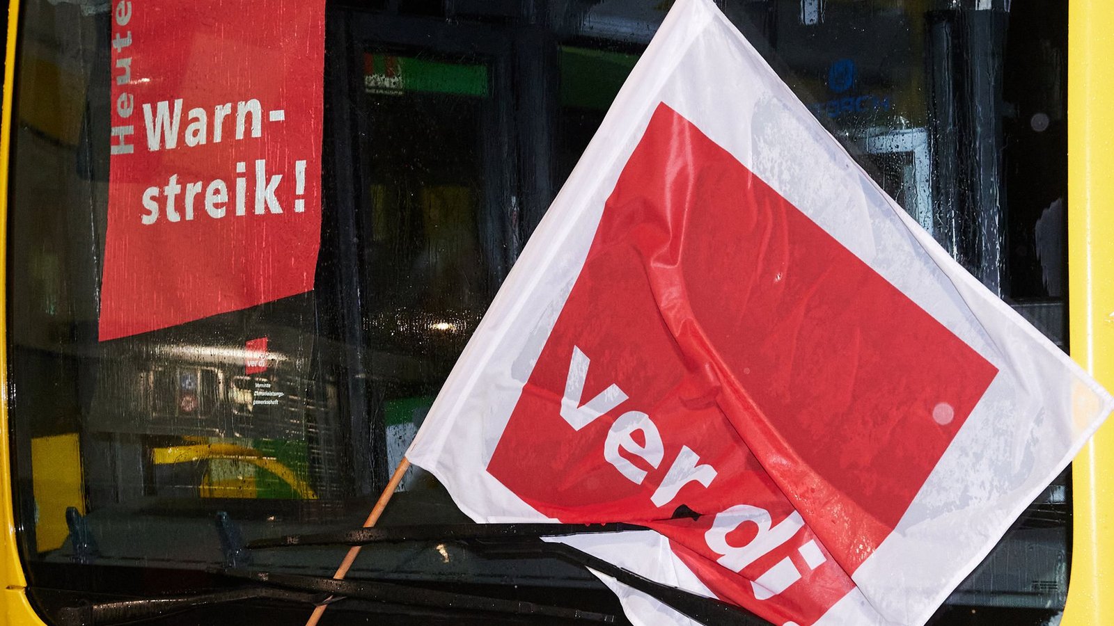 Verdi bestreikte  in vielen Städten den Öffentlichen Nahverkehr – und erhielt Unterstützung von „Fridays for Future“.Foto: dpa/Annette Riedl