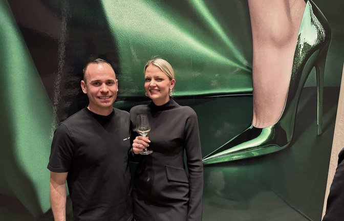 Janina von Essen, die Chefin der Weinbar VE, mit dem Gastronomen Maximilian Trautwein, mit dem sie die Fondue-Bubbles im Dorotheen-Quartier veranstaltet.<span class='image-autor'>Foto: Uwe Bogen</span>