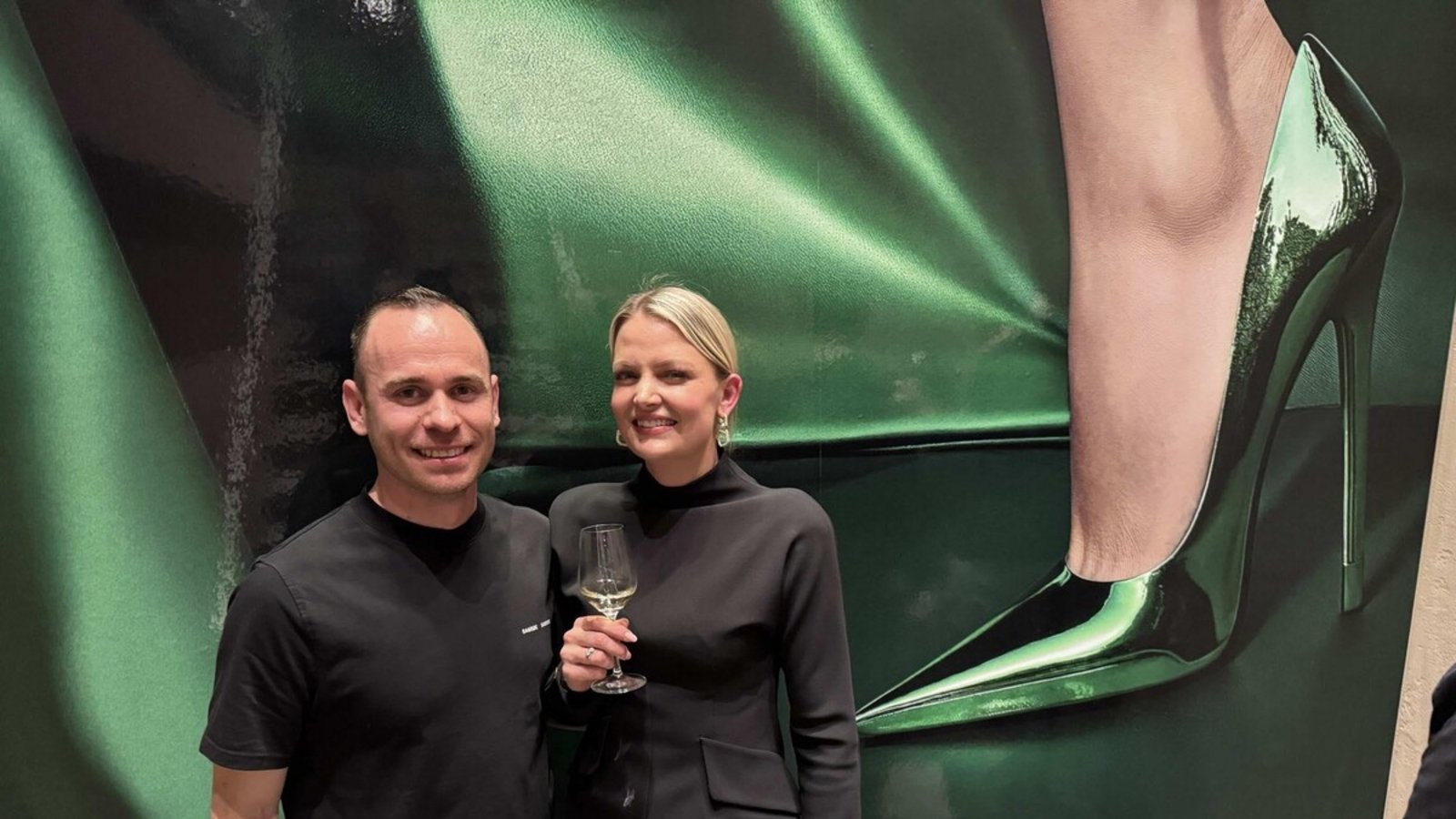 Janina von Essen, die Chefin der Weinbar VE, mit dem Gastronomen Maximilian Trautwein, mit dem sie die Fondue-Bubbles im Dorotheen-Quartier veranstaltet.Foto: Uwe Bogen Janina von Essen, die Chefin der Weinbar VE, mit dem Gastronomen Maximilian Trautwein, mit dem sie die Fondue-Bubbles im Dorotheen-Quartier veranstaltet.Foto: Uwe Bogen