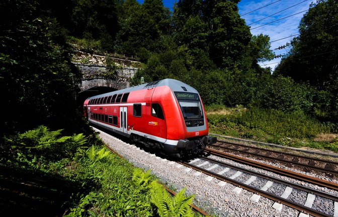 Deutschlandweit den Nahverkehr nutzen – das macht das 49-Euro-Ticket möglich.<span class='image-autor'>Foto: dpa/Philipp von Ditfurth</span>