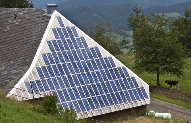 Dieser Bauernhof in Schwarzwald hat eine große Solaranlage. (Symbolbild)<span class='image-autor'>Foto: imago stock&people/imago stock&people</span>