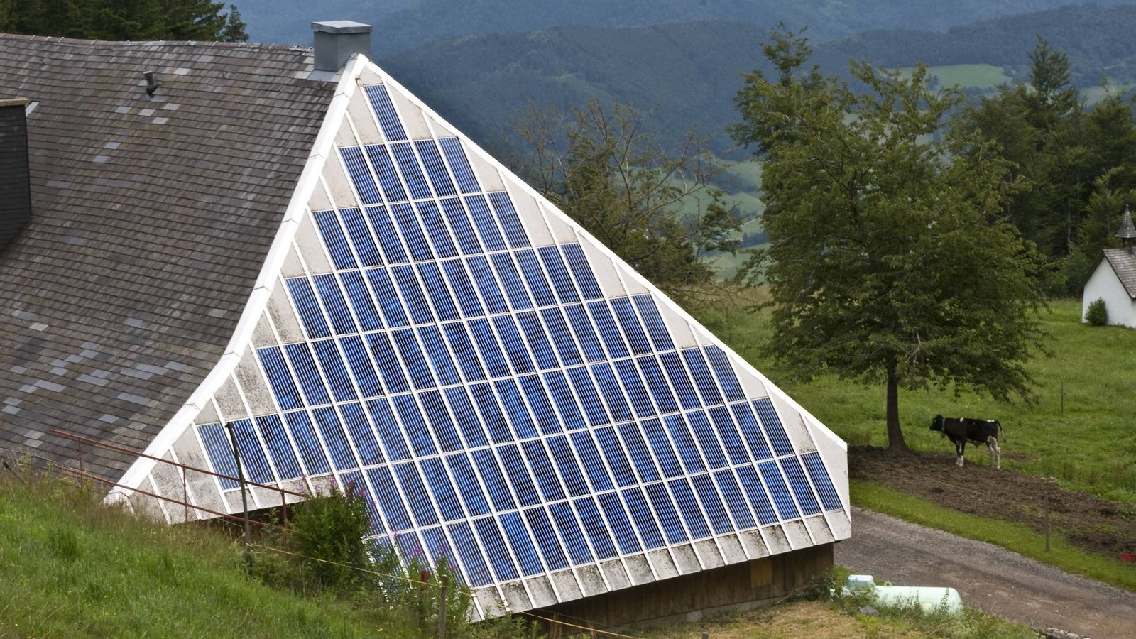 Dieser Bauernhof in Schwarzwald hat eine große Solaranlage. (Symbolbild)Foto: imago stock&people/imago stock&people