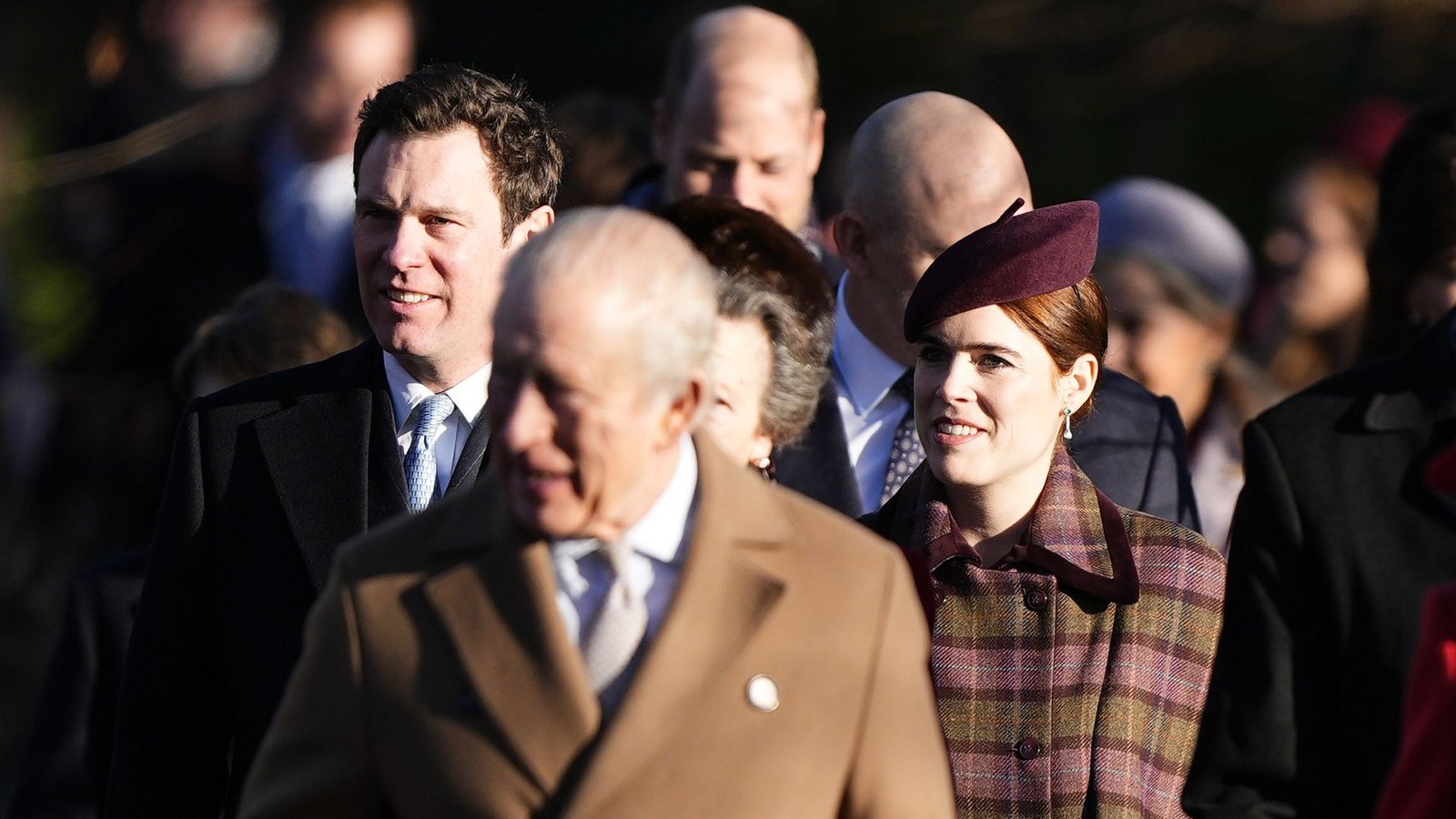 König Charles (Mitte) mit seiner Nichte Prinzessin Eugenie und deren Mann Jack Brooksbank. (Archivbild)Foto: Aaron Chown/Press Association/dpa